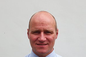 Claus Martin:  „Ein Ziel von MartinMechanic war schon immer, unseren Kunden neue, hilfreiche Technologien anzubieten. Mittelfristig scheint es nun die Möglichkeit zu geben, industrietaugliche Sondermaschinen mit kognitiven Fähigkeiten zu entwickeln, was natürlich unserem Unternehmen zu neuen Angeboten verhelfen wird. Treiber jeder Entwicklung sind immer unsere Kunden. Sie werden einen besseren Output haben, zum Beispiel durch die intelligente Auswertung von Qualitäts- und Mengeninformationen und vor allem durch reduzierte Einflüsse von Störgrößen in der Produktion.“