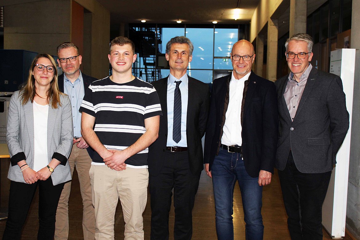 Informierten auf dem Campus der Fakultät für Technik der Hochschule Pforzheim gemeinsam über das kooperative Angebot StudiumPLUS: Saskia Schnaidt, Guido Sand, Josia Haenel, Jürgen Bauer, Rüdiger Weik und Martin Thum (v.l.n.r.).