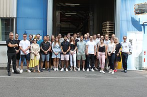 Abschlusspräsentationen auf dem Werksgelände der Firma Witzenmann in Pforzheim: Die Studierenden des Masterstudiengangs „Engineering and Management“ stellen ihre Arbeitsergebnisse vor. Ganz links außen: Philip Paschen (Witzenmann). Ganz rechts außen: Professor Ansgar Kühn. Fünfter von rechts: Professor Moritz Peter.