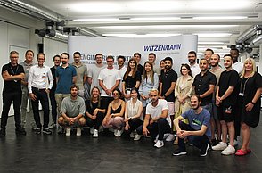 Abschlusspräsentationen bei der Witzenmann GmbH in Pforzheim: Die Studierenden des Masterstudiengangs „Engineering and Management“ stellen ihre Arbeitsergebnisse vor. Von links nach rechts: Philip Paschen (Witzenmann), Professor Ansgar Kühn und Professor Moritz Peter mit den Studierenden. 