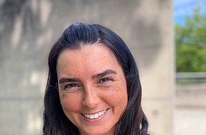 ET/IT-Absolventin Denise Köseoglu, die ihr erfolgreich abgeschlossenes Bachelorstudium „Elektrotechnik/ Informationstechnik" zwischenzeitlich durch das Masterstudium „Embedded Systems“ an der Fakultät für Technik ergänzt. 