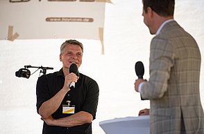 Professor Matthias Weyer, Dekan der Fakultät für Technik, im Gespräch mit Moderator Aljoscha Höhn.