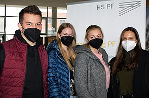 Rike Janßen (2. v.l.) und Michelle Gürke (r.) studieren "Wirtschaftsingenieurwesen/ International Management". Im Rahmen der WI-Woche nutzen Sie das Angebot des 4-Augen-Gesprächs mit ihren Professoren. "Man fühlt sich endlich nicht mehr so alleine wie in den Corona-Semestern. Der Austausch ist wichtig, man spürt wieder den persönlichen Rückhalt", so die Studentinnen.