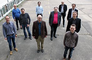 Erste Reihe: Christoph Lehnert (HS Pforzheim), Thomas Greiner (HS Pforzheim), Grischan Engel (HS Pforzheim) (von links nach rechts). Zweite Reihe: Torben Sölken (Logi.cals GmbH), Thomas Kuhn (Fraunhofer-Institut für Experimentelles Software Engineering), Wolfgang Heich (GS Kunststofftechnik - Gebrüder Schmidt KG) (von links nach rechts). Dritte Reihe: Dieter Goltz (Logi.cals GmbH), Thomas Psota (Fraunhofer-Institut für Experimentelles Software Engineering), Markus Lehr (VSR Elektrotechnik GmbH), Rainer Drath (HS Pforzheim) (von links nach rechts).  (Foto: Sophia Zundel/Hochschule Pforzheim)