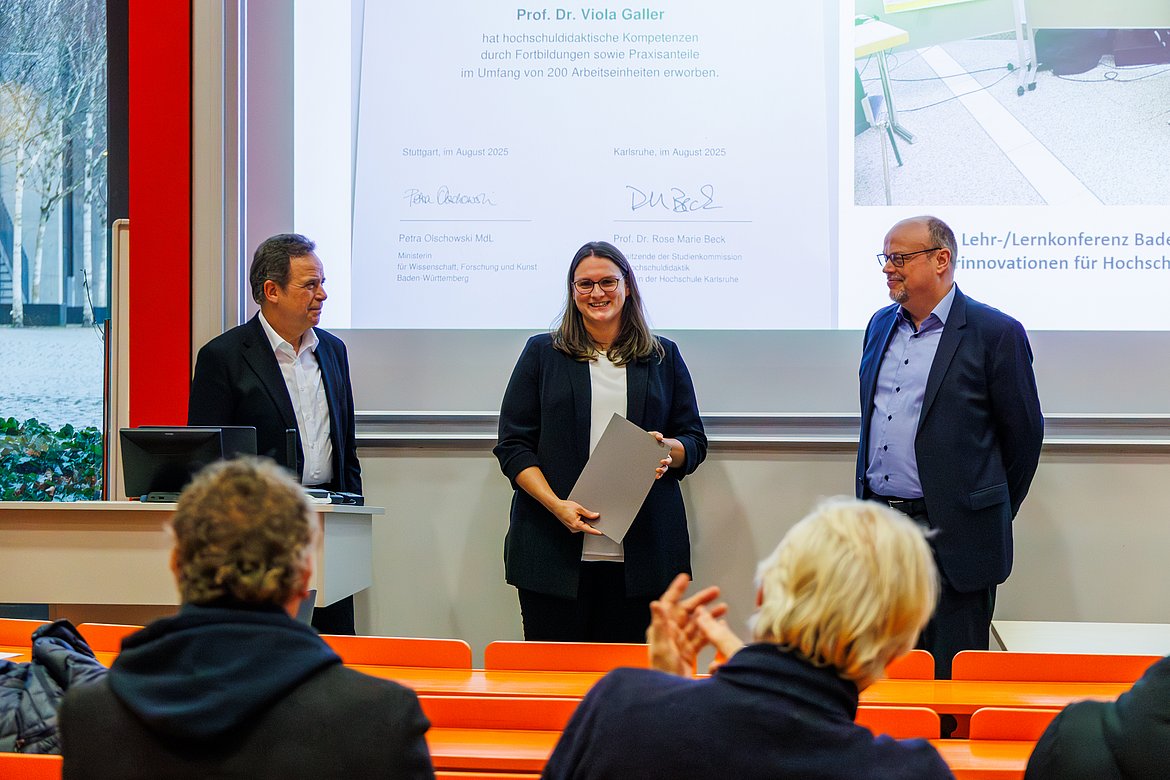 Lehrpreisübergabe: Rektor und Prorektor überreichen die Auszeichnung an Professorin Viola Galler.