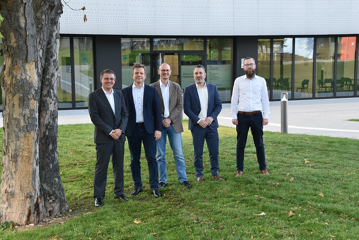 Die ITH-Referenten Prof. Dr. Jörg Woidasky, Prof. Dr. Claus Lang-Koetz, Ralf Mendgen (Robert Bosch GmbH), Dr. Michael Krutwig (krumedia GmbH) und Lars Neuwirth (Paul Bauder GmbH & Co. KG) vor dem Zentrum für Präzisionstechnik (v.l.n.r.).