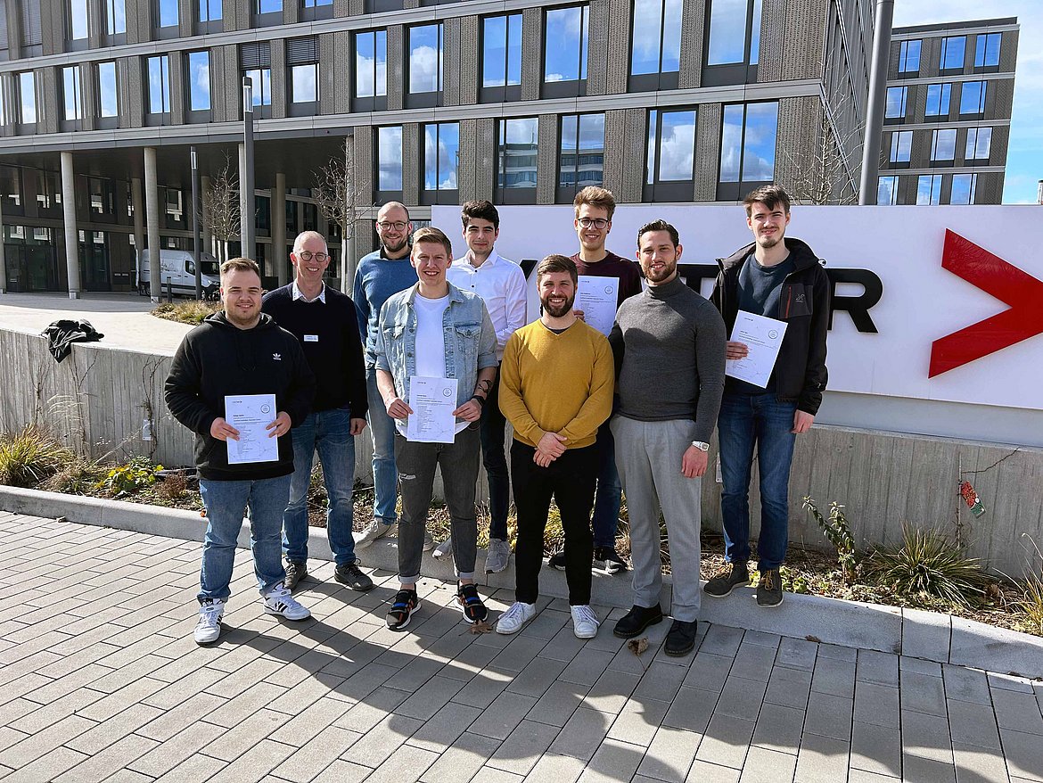 Professor Martin Pfeiffer (2. v. l.) und Samuel Kuttler (6. v. l.) freuen sich mit den Studierenden über deren Erfolg: Die angehenden Ingenieure der Bachelorstudiengänge „Elektrotechnik/ Informationstechnik“, „Mechatronik“ und „Technische Informatik“ absolvierten bei der Vector Informatik GmbH das Industriezertifikat „Certified Embedded Associate" für die Entwicklung von Automotive-Software.