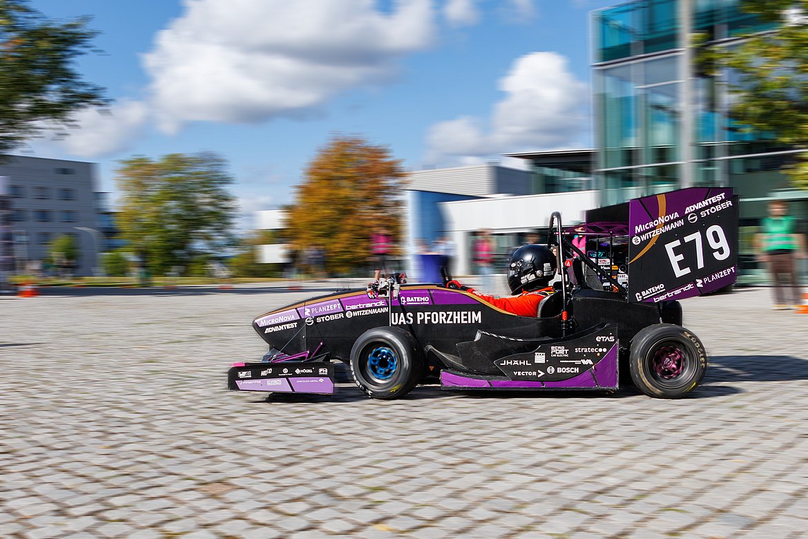 Rennauto auf dem Campus