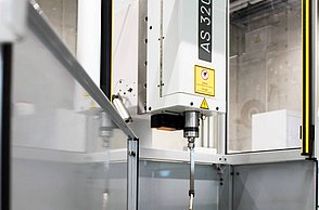 Die neue Sondererodierbohrmaschine, zur Verfügung gestellt durch die AGEMA Germany GmbH, ermöglicht präziseste Bohrungen in der Stärke eines Haars. Sie wird am Institut für Werkstoffe und Werkstofftechnologien der Hochschule Pforzheim im Rahmen des Forschungsprojekts „Hochqualitatives und schnelles erosives Feinbohren in höchster Materialdiversität (HSE)“ weiterentwickelt. (Foto: Sophia Zundel/Hochschule Pforzheim)