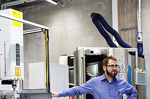 Prof. Dr.-Ing. Kai Oßwald an der neuen Erordierbohrmaschine in der Werkhalle des Zentrums für Präzisionstechnik auf dem Campus der Hochschule Pforzheim. (Foto: Sophia Zundel/Hochschule Pforzheim)