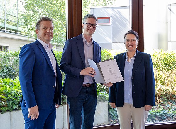 Prof. Dr. Claus Lang-Koetz hatte seinen Kollegen Dr. Juliano Bezerra de Araujo für den REA Preis in der Kategorie Mitarbeitende gemeinsam mit seinen Institutskollegen vom Inec vorgschlagen. Hier stehen sie gemeinsam mit Prof. Dr. Rebecca Bulander bei der Übergabe.
