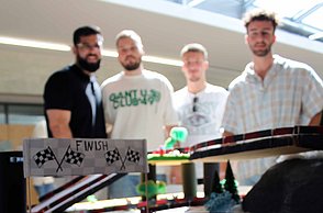 Studierende des Wirtschaftsingenieurwesens entwickelten eine Miniatur-Rennbahn, diese sollte nicht nur stabil sein, gut aussehen und Spaß machen, sondern darüber hinaus kosteneffizient und modular im Aufbau konstruiert werden. 
