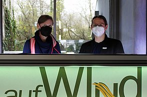 WI-Mitarbeiterin Lisa Kaiser und WI-Professorin Viola Galler am "aufWInd"-Infostand.