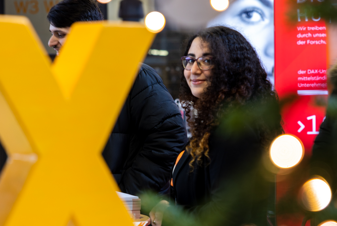 junge Frau hinter einem X-Day Logo