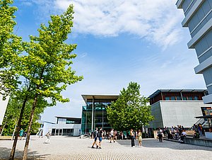 Campus der Hochschule Pforzheim mit Ausblick auf die Bibliothek.