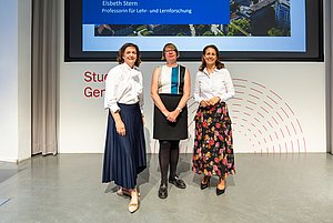 stehen nebeneinander im Audimax und lächeln: Die Professorinnen Dr. Frauke Sander, Dr. Elsbeth Stern und Dr. Nadine Walter freuten sich über das große Interesse am Thema Intelligenz. 