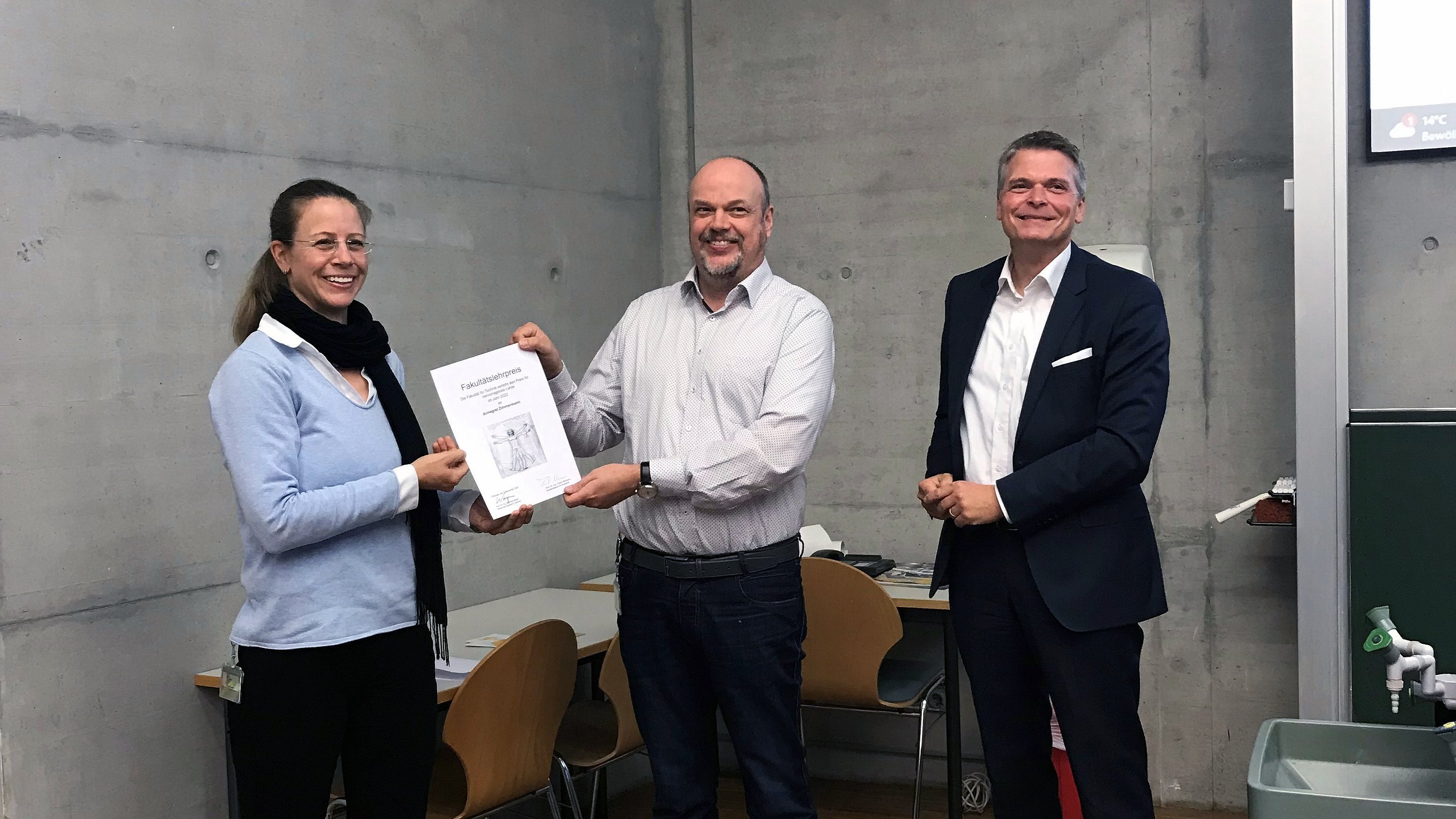 Annegret Zimmermann, Frank Niemann und Matthias Weyer, Dekan der Fakultät für Technik (v.l.n.r.).
