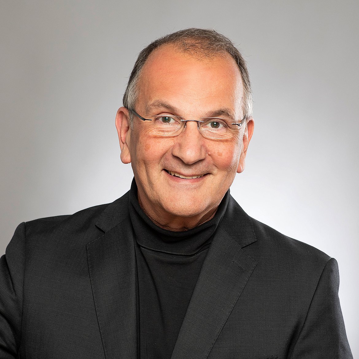 Prof. Schmidt lächelt in die Kamera