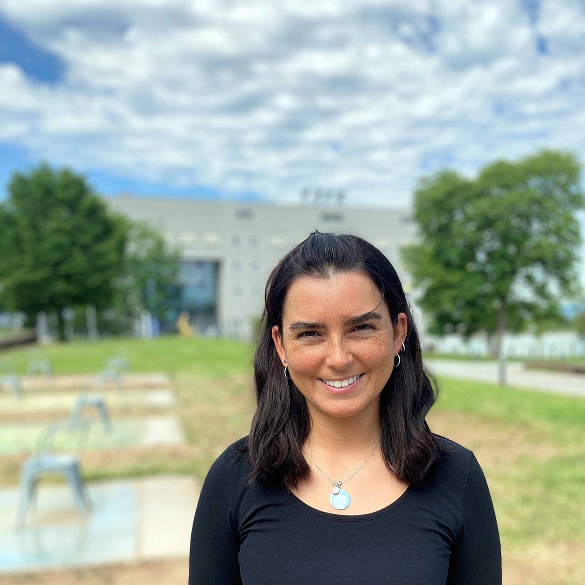 ET/IT-Absolventin Denise Köseoglu, die ihr erfolgreich abgeschlossenes Bachelorstudium „Elektrotechnik/ Informationstechnik" zwischenzeitlich durch das Masterstudium „Embedded Systems“ an der Fakultät für Technik ergänzt.