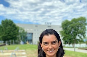 ET/IT-Absolventin Denise Köseoglu, die ihr erfolgreich abgeschlossenes Bachelorstudium „Elektrotechnik/ Informationstechnik" zwischenzeitlich durch das Masterstudium „Embedded Systems“ an der Fakultät für Technik ergänzt. 