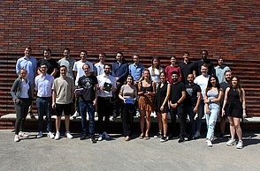 Studierende des Masterstudiengangs „Engineering and Management“ präsentieren ihre Projektarbeiten am Campus der Hochschule Pforzheim – vor ihren Dozenten Moritz Gieza (zweite Reihe, zweiter von links) und Lukas Waidelich (erste Reihe, zweiter von links) sowie Julia Wieland von der Stadt Pforzheim (erste Reihe, ganz links) und Bertil Kilian von den Stadtwerken Pforzheim (zweite Reihe, ganz links). 