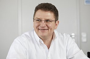 Matthias Gindele:  „Unsere Produktion ist auf dem Weg der Digitalisierung: Die Maschinen sind mit einem Betriebsdatenerfassungssystem verbunden und ein Teil der Technik ist über Bus-Systeme vernetzt und kann per Smartphone oder Tablet überwacht werden. Unsere Werkzeuge werden nach Standards auf CAD (computer aided design) mit direkter Verbindung zum Werkzeugbau konstruiert. Die Konstruktionserstellung wird mittels Computersimulationen unterstützt. Die Parametrisierung unserer Spritzgussmaschinen und Roboter nehmen wir noch klassisch von Hand vor.“