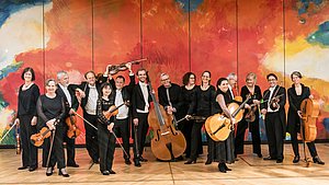 Das Südwestdeutsche Kammerorchester gemeinsam mit dem Dirigenten Douglas Bostock. Foto: Foto Jean Laffitau