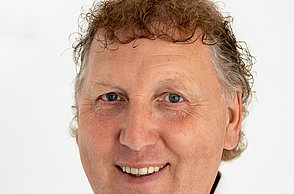 Uwe Fuchs: „Bandgalvanikanlagen müssen bei jedem Produktwechsel eingestellt und während der Produktion nachjustiert werden. Tätigkeiten wie die Messung der Schichtdicken sowie die Einstellung der Füllhöhen und Konzentrationen der Bäder erfolgen heute meist noch manuell. Die Autonomisierung dieser Tätigkeiten würde durch kürzere Rüst- und Wartungszeiten zu längeren Produktionszeiten bei geringerem Personalaufwand führen. In der Trommelgalvanik besitzt die Produktionsfeinplanung einen großen Einfluss auf die Produktivität einer Anlage. Die individuellen Weg-Zeit-Diagramme der Transportwagen werden heute vor der Inbetriebnahme manuell erstellt und selten während des Betriebs nachgebessert. Von einem autonomen System erwarte ich, dass optimale Weg-Zeit-Diagramme automatisch erstellt und ständig an aktuelle Messwerte angepasst werden.“