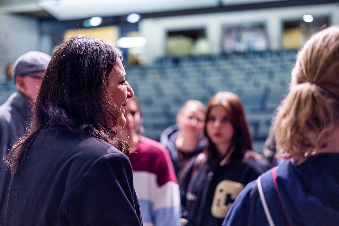 Düzen Tekkal im Gespräch mit einer Gruppe Schüler*innen