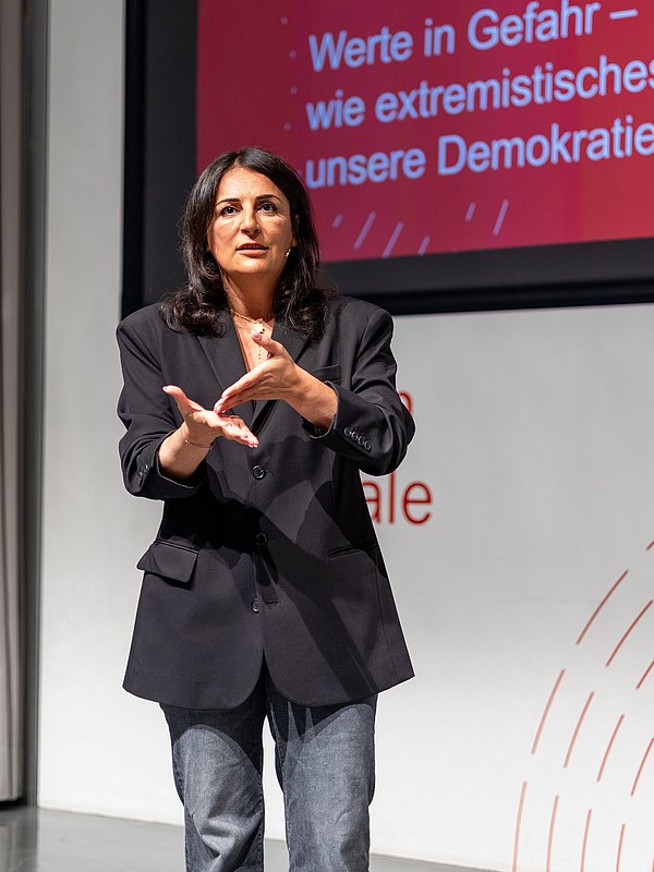 Düzen Tekkal während ihres Vortrags an der Hochschule Pforzheim