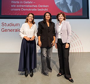 Die beiden Organisatorinnen des Studium Generale Prof. Dr. Nadine Walter (links) und Prof. Dr. Frauke Sander gemeinsam mit Düzen Tekkal (Mitte).