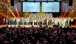 Jubelnde Absolvent*innen der Hochschule Pforzheim bei ihrer Absolventenverabschiedung