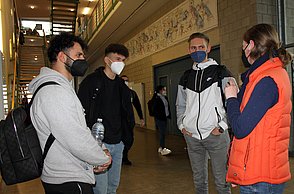 ... "Wir hatten eine konkrete Frage zur Vorlesung 'Projektmanagement'. Jetzt wissen wir, worauf der Professor hier bei der Abgabe besonders achtet", so Koray Arseven.