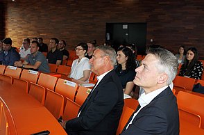 Herzlich willkommen: Professor Matthias Weyer (ganz rechts) und Professor Dr. Stefan Foschiani (zweiter von rechts) begrüßen 37 neue Studierende in ihren berufsbegleitenden Masterstudiengängen an der Hochschule Pforzheim. 