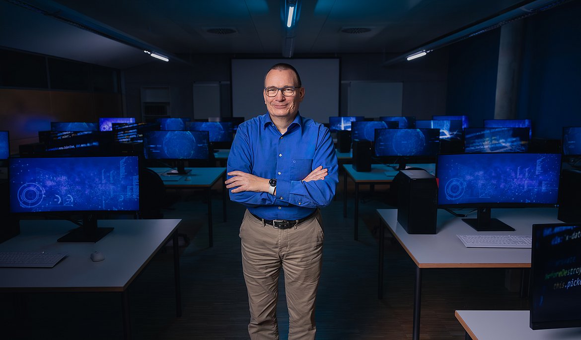 Prof. Dr. Stefan Hillenbarnd