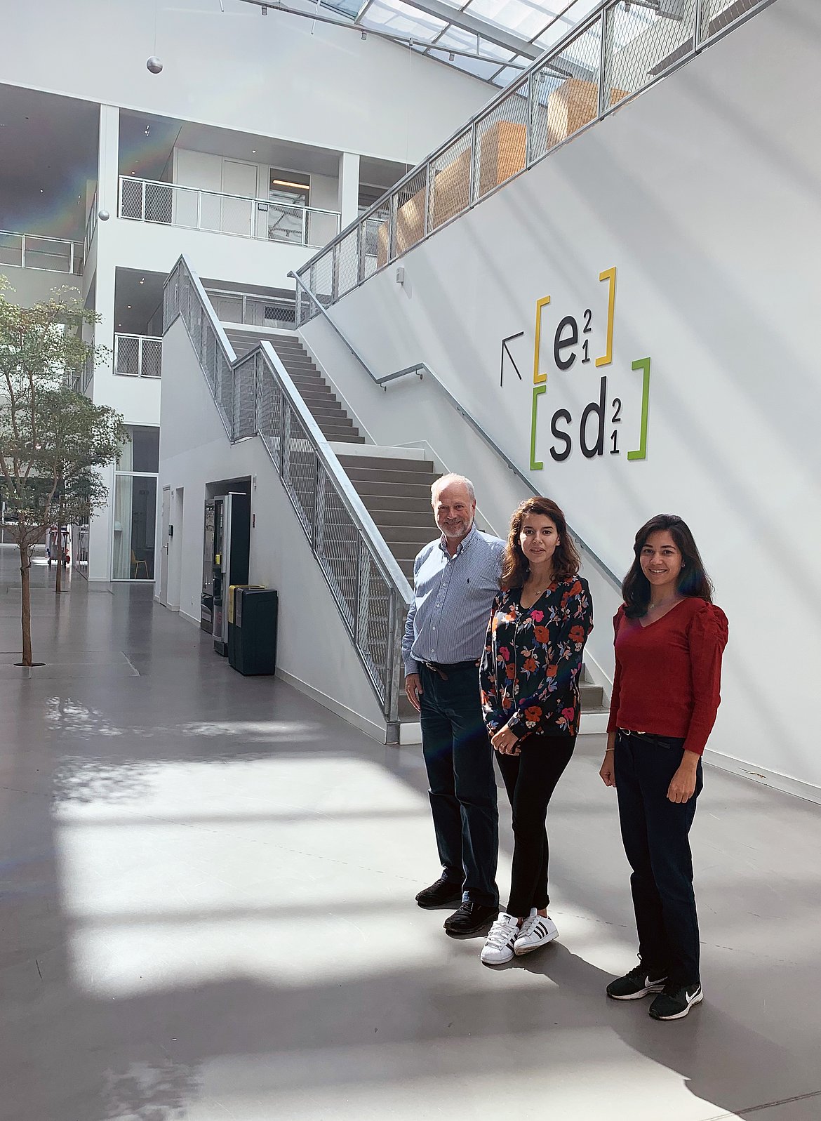 Eliane Horschutz Nemoto (ganz rechts) mit einer Kollegin sowie Professor Guy Fournier (ganz links) von der Fakultät für Technik an der Hochschule Pforzheim an der französischen Universität Paris-Saclay. (Foto: Privat)
