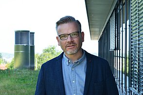 Professor Dr.-Ing. Guido Sand lehrt an der Fakultät für Technik der Hochschule Pforzheim im Bereich Automatisierungstechnik und ist Herausgeber des neu erschienenen Buches „Wege zur autonomen Produktion“, das in Kooperation mit der Industrie- und Handelskammer Nordschwarzwald sowie sechs regionalen Unternehmen entstand.