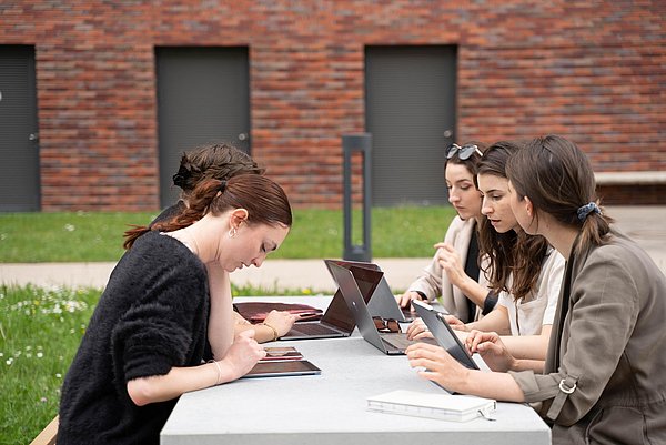 Eine Gruppe Studierender beim Lernen an der Hochschule Pforzheim