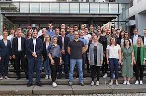 Herzlich willkommen: 37 neue Studierende in zwei berufsbegleitenden Masterstudiengängen der Hochschule Pforzheim. Zweite Reihe von vorne ganz rechts: Professor Matthias Weyer – neben ihm: Professor Ulrich Jautz, Rektor der Hochschule. Zweite Reihe von vorne, zweiter von links: Professor Dr. Stefan Foschiani. 