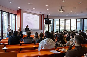 Herzlich willkommen im Hörsaal! Die Zahl der Austausch-Studierenden nähert sich wieder dem Vor-Corona-Niveau. (Foto: Hochschule Pforzheim)
