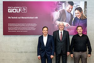 Der Rektor der Hochschule, der Prokurist der Richard Wold GmbH sowie der Dekan der Fakultät für Technik freuen sich über die neue Raumpatenschaft.