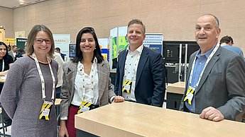 Heidi Hottenroth, Prof. Dr. Roukaya Issaoui-Dominik, Prof. Dr. Claus Lang-Koetz und Prof. Dr. Mario Schmidt stehend an einem Tisch beim KONGRESS BW