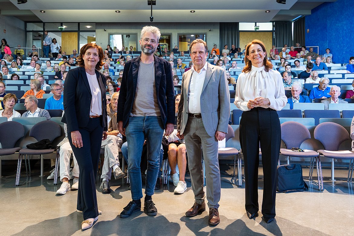 Prof. Dr. Frauke Sander, Maximilian Steinbeis, Rektor Prof. Dr. Ulrich Jautz sowie Prof. Dr. Nadine Walter nahmen die Besucher*innen des Studium Generale freudig in Empfang.