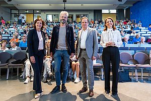 Prof. Dr. Frauke Sander, Maximilian Steinbeis, Rektor Prof. Dr. Ulrich Jautz sowie Prof. Dr. Nadine Walter nahmen die Besucher*innen des Studium Generale freudig in Empfang. 
