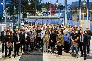 Gruppe von Stipendiaten und Förderern freuen sich gemeinsam mit dem Rektor der Hochschule Pforzheim