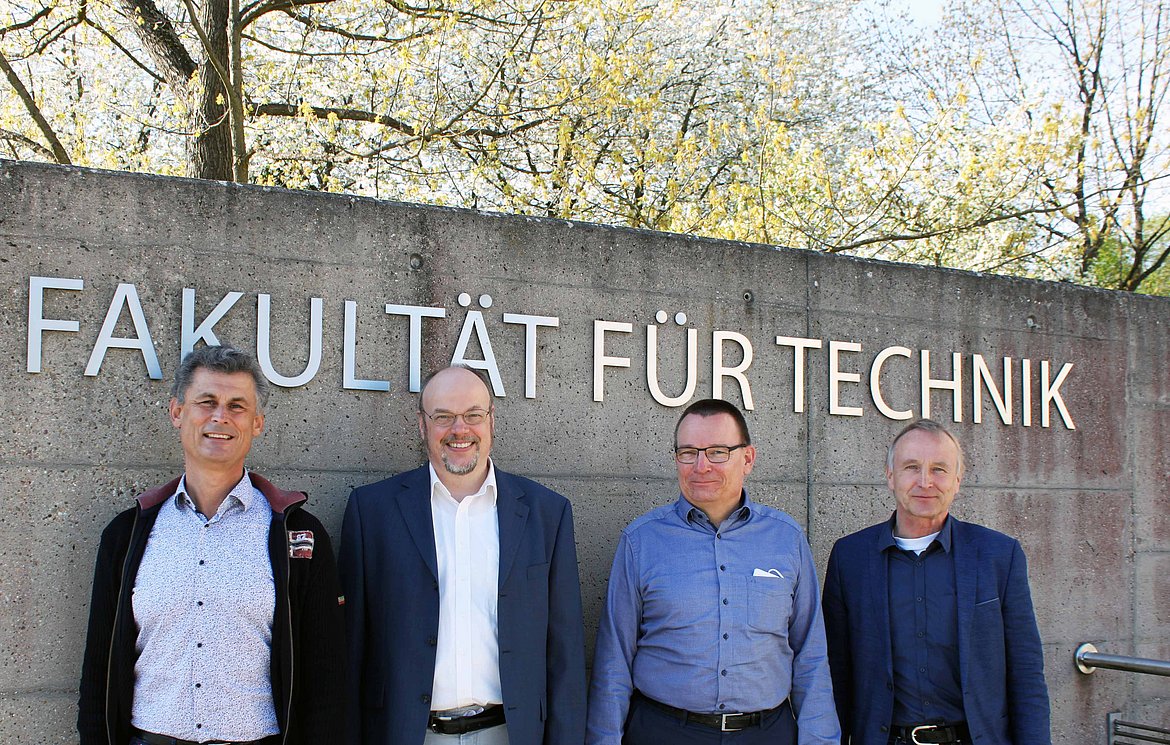 Freuen sich über die positive CHE-Bewertung ihrer Studiengänge: Professor Jürgen Bauer (Studiengangleitung „Maschinenbau/ Produktionstechnik und -management“), Professor Frank Niemann (Studiengangleitung „Elektrotechnik/ Informationstechnik“), Professor Stefan Hillenbrand (Studiengangleitung „Mechatronik“) und Professor Gerhard Frey (Studiengangleitung „Maschinenbau/ Produktentwicklung“) (v.l.n.r.). (Foto: Sophia Zundel / Hochschule Pforzheim)