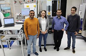 Die offizielle Übergabe der neuen Erodierbohrmaschine erfolgte Anfang Oktober: Dr. Pankaj Kolhe (IWWT), Larissa Kerres (AGEMA), Professor Kai Oßwald und Jonas Becker (IWWT) (v.l.n.r.). (Foto: Sophia Zundel/Hochschule Pforzheim)