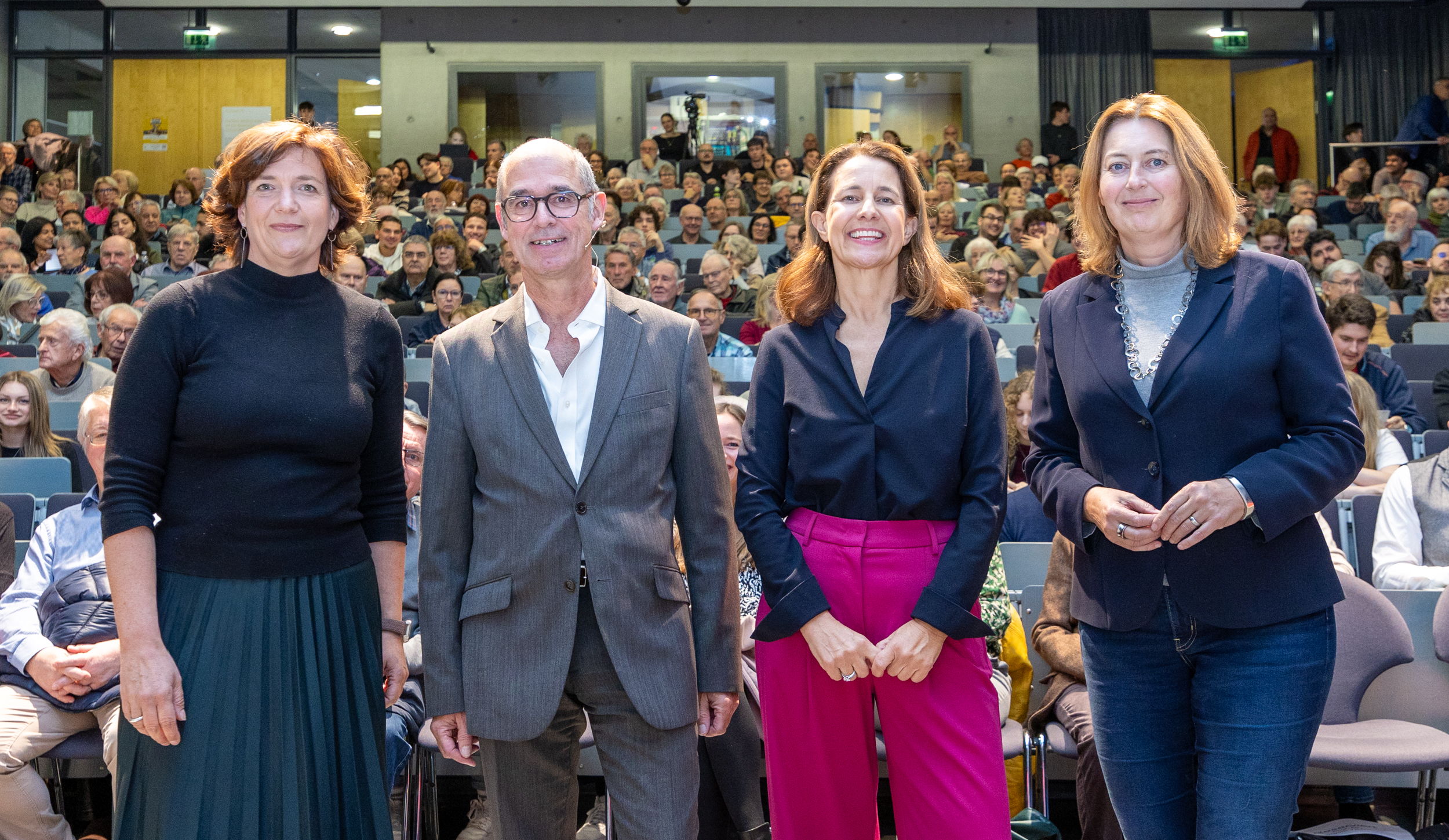 Organisatorinnen des Studium Generale lächeln gemeinsam mit Speaker des Abends sowie Prorektorin in die Kamera.