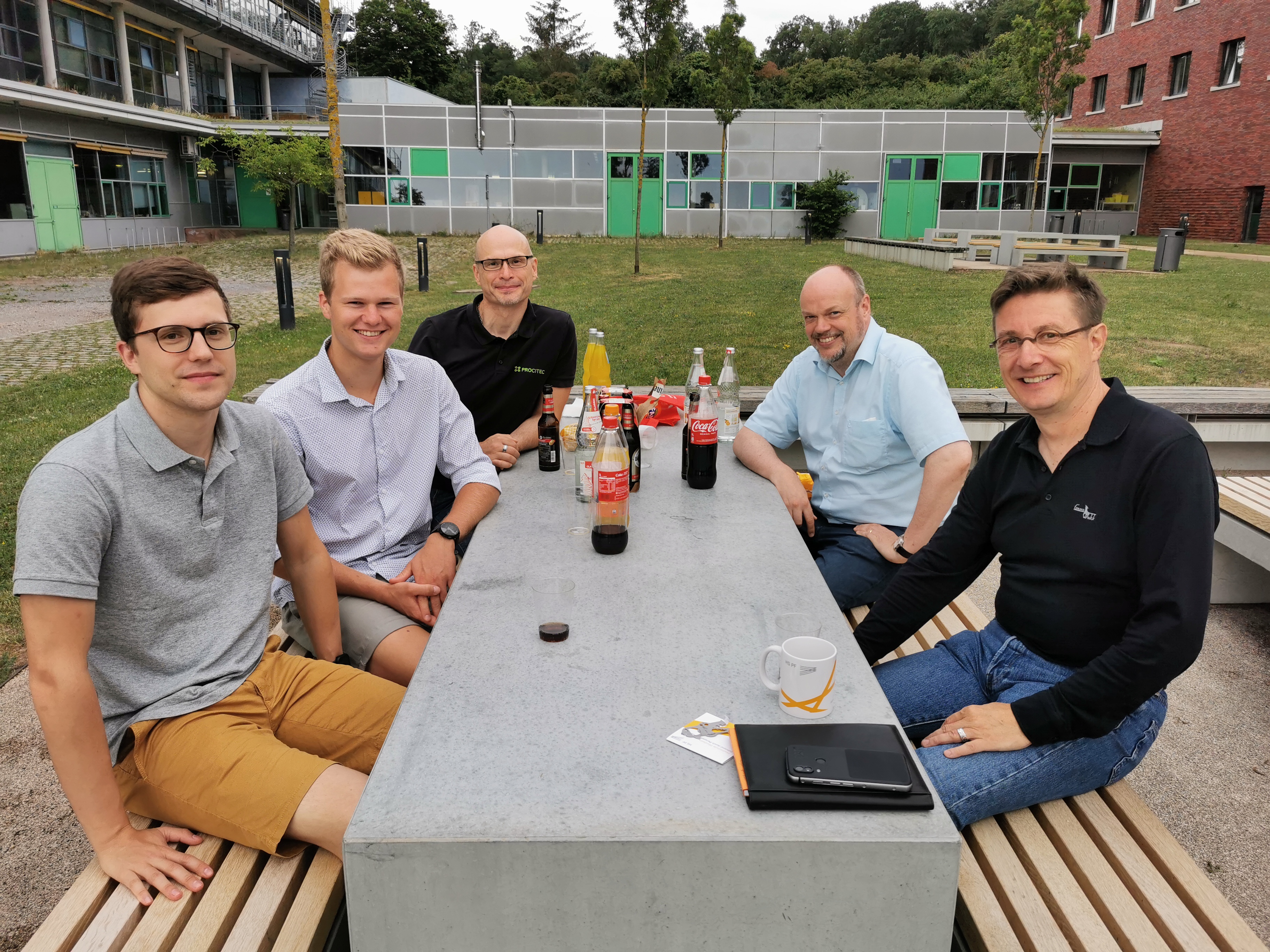 Linke Seite von vorne nach hinten: Simon Fauser (HS PF), Peter Großholtfurth (HS PF) und Jürgen Maurer (Procitec GmbH). Rechte Seite von vorne nach hinten: Andreas Buchholz (Dr. E. Horn GmbH & Co. KG) und Frank Niemann (HS PF). 