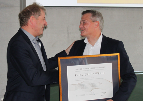 „Mr. Maschinenbau“ Prof. Jürgen Wrede (l), Dekan Prof. Dr.-Ing. Matthias Weyer (r)